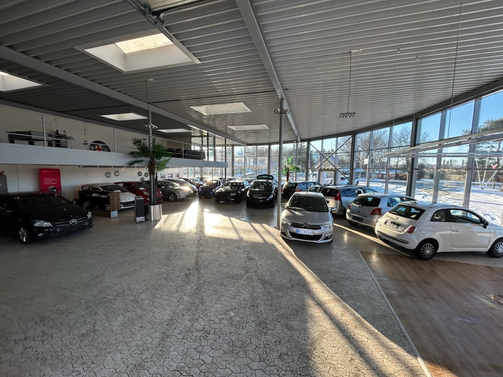 Udvalgte biler i showroom